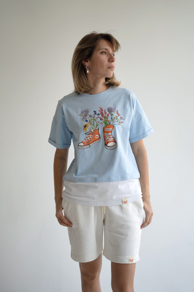 ЖЕНСКАЯ ФУТБОЛКА ГОЛУБАЯ "ЦВЕТОЧНЫЕ КЕДЫ"