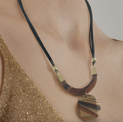 (АРТИКУЛ: 8998/02) КОЛЬЕ ЖЕНСКОЕ, КРУПНАЯ ПОДВЕСКА В КОРИЧНЕВО-БЕЖЕВО-ОРАНЖЕВЫХ ТОНАХ, ЮВЕЛИРНЫЙ ПЛАСТИК, ЗОЛОТИСТЫЙ МЕТАЛЛ, ЧЕРНЫЕ ШНУРКИ