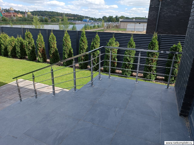 Ограждение крыльца из нержавеющей стали. Поручень и стойки 40х40 и три ригеля Ф16мм