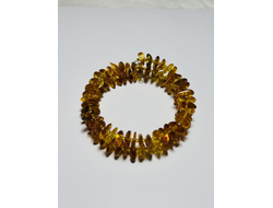 Браслет на пружине двойной из обработанного янтаря.