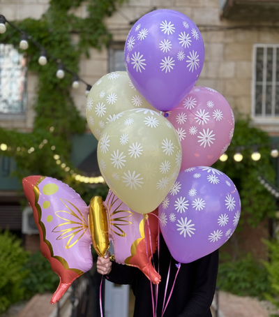 Связка шариков на лугу