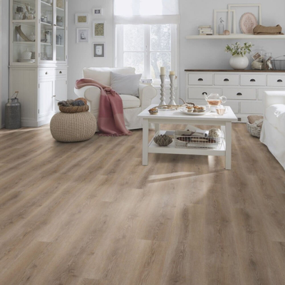 Виниловый пол Wineo 600 Wood SmoothPlace RLC185W6 в интерьере гостиной