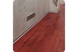 Монтаж плинтуса ПЛ 40 «серебро» в ванной комнате — устойчивость к влаге и долговечность.