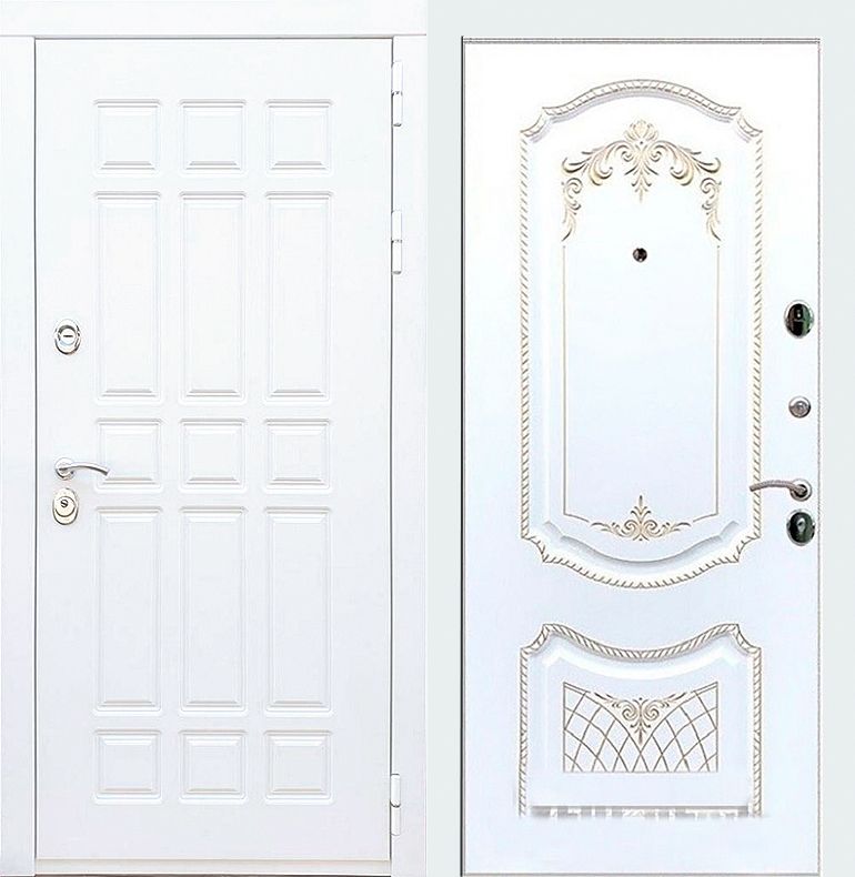 Белая входная дверь с панелями