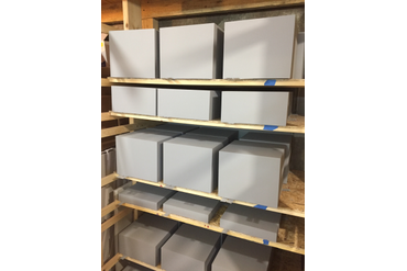 Готовые окрашенные блоки перед упаковкой.