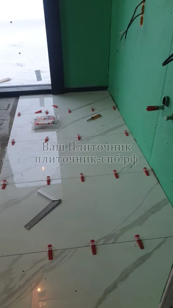 Укладка крупноформатного керамогранита на пол с использованием СВП (системы выравнивания плитки)