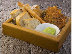 Хлебная корзина со сливочным маслом с тимьяном /  Bread basket with with thyme butter