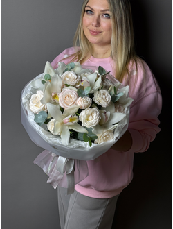 Букет из орхидеи и пионовидной розы