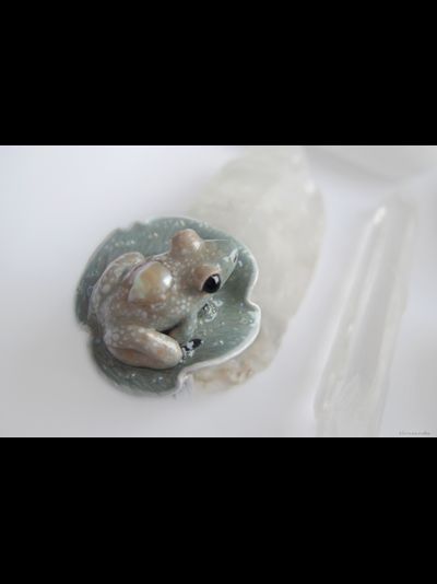 Коллекционное кольцо с лягушкой и жемчужиной "Капель в туманном саду"