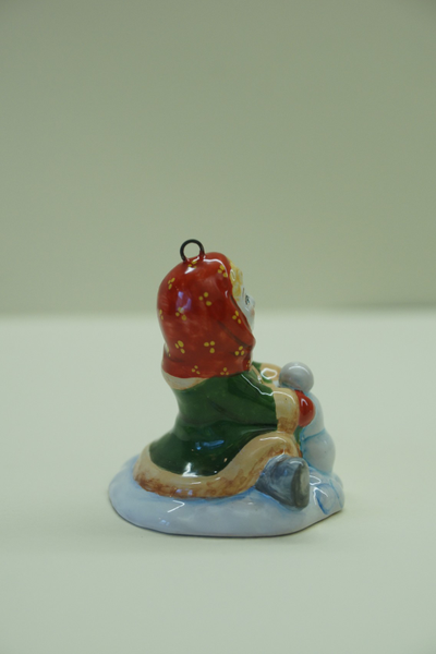 Девочка лепит снеговика - зимние забавы