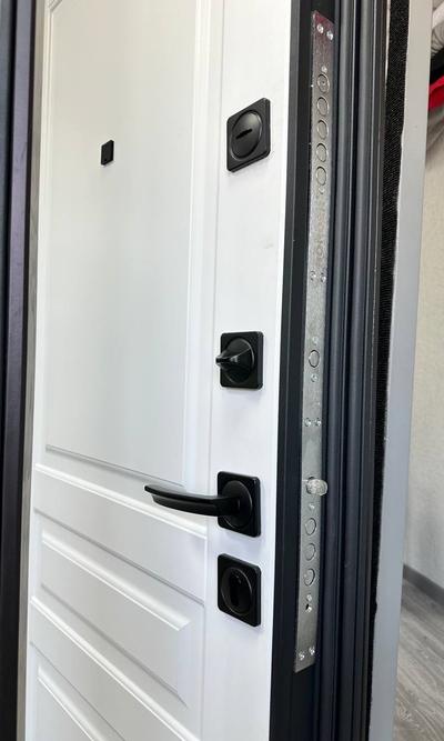 ЛАЙНДОР. ЭКСТРА  КЛАССИК 117 мм (ТРЕХКОНТУРНАЯ). ДУБ ШОКОЛАД/ БЕЛЫЙ МАТОВЫЙ. ПОВЫШЕННАЯ ТЕПЛО- и ЗВУКОИЗОЛЯЦИЯ.