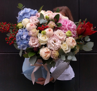Гиганский букет в шляпной коробке из пионовидных роз, эустомы, иллекса, голубой и розовой гортензии