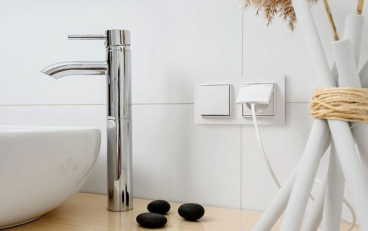 Розетки с крышкой в ванной комнате