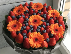 Ягодный букет c мини-герберами