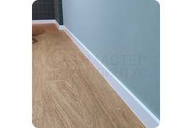 Светлый акцент: установка белоснежного плинтуса Dollken Cubu Flex Life 100 для визуального увеличения пространства.