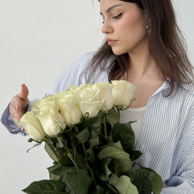Букет из белых роз 70 см