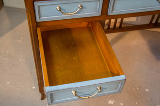 Письменный стол с 5 голубыми ящиками.