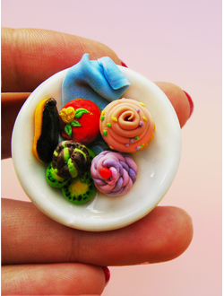 Сладкое ассорти. Брошь с кексами и пирожными из полимерной глины