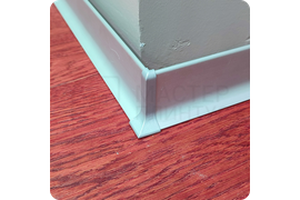 Монтаж плинтуса ПЛ 40 «серебро» в стиле хай-тек.