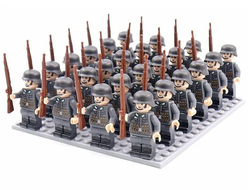 Отряд немецких солдат. 24 фигурки с оружием и пластиной