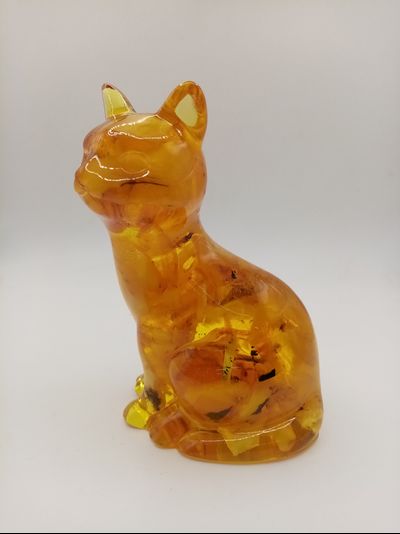 Кошка большая с белым янтарем