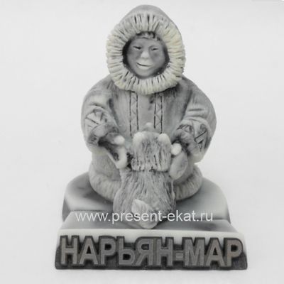 Ребенок со щенком на подставке с названием города.ОПТ