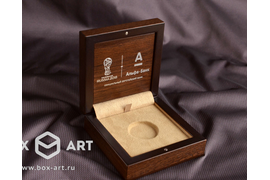 Деревянный футляр с тиснением для серебряной монеты. Съёмный ложемент, замша.