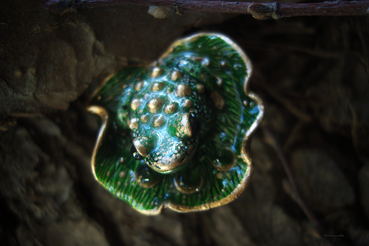 Коллекционное кольцо авторской работы в виде зелёной лягушки с хромдиопсидами
