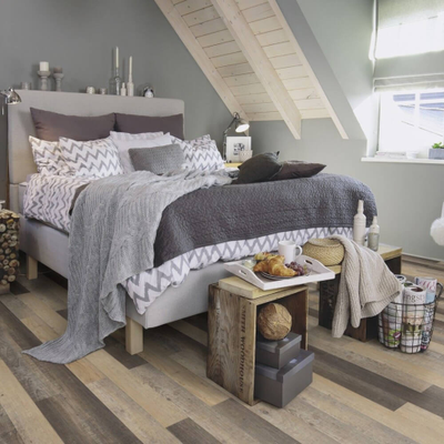 Виниловые полы WINEO 800 craft Инфинити темный DB00071 в интерьере комнаты