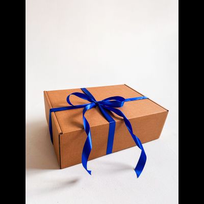 2 штуки - Подарочная коробка GILEV 44x32x15см с синей лентой и наполнителем крафт