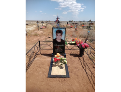 Памятник из гранита Карелия (от 800x400x60 мм)