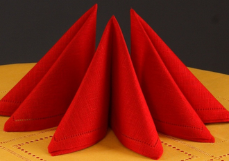 Комплект столового белья: льняная красная скатерть и салфетки с вышивкой