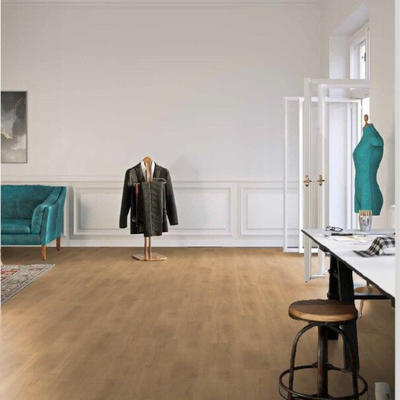 Декор ламината Wineo Дуб Баланс Коричневый LA181XXLV4 в интерьере комнаты