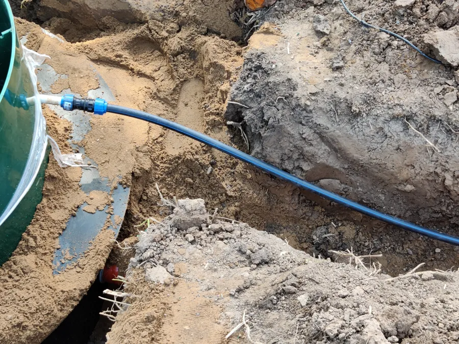 Электрический кабель в ПНД трубе подведён