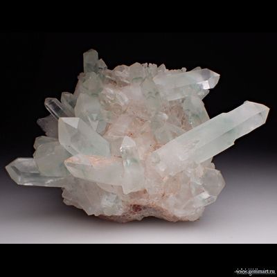 Горный хрусталь (разн. кварца) с фантомами, фуксит. 99*81*51мм