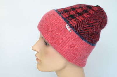 Шапка в клетку с розовым отворотом и шарф