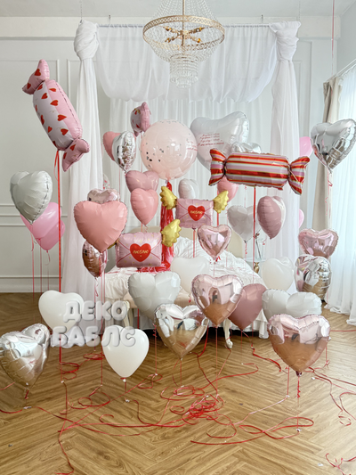 Нежное оформление интерьера спальни розовыми белыми и серебряными гелиевыми шарами сердцами Троицк Н