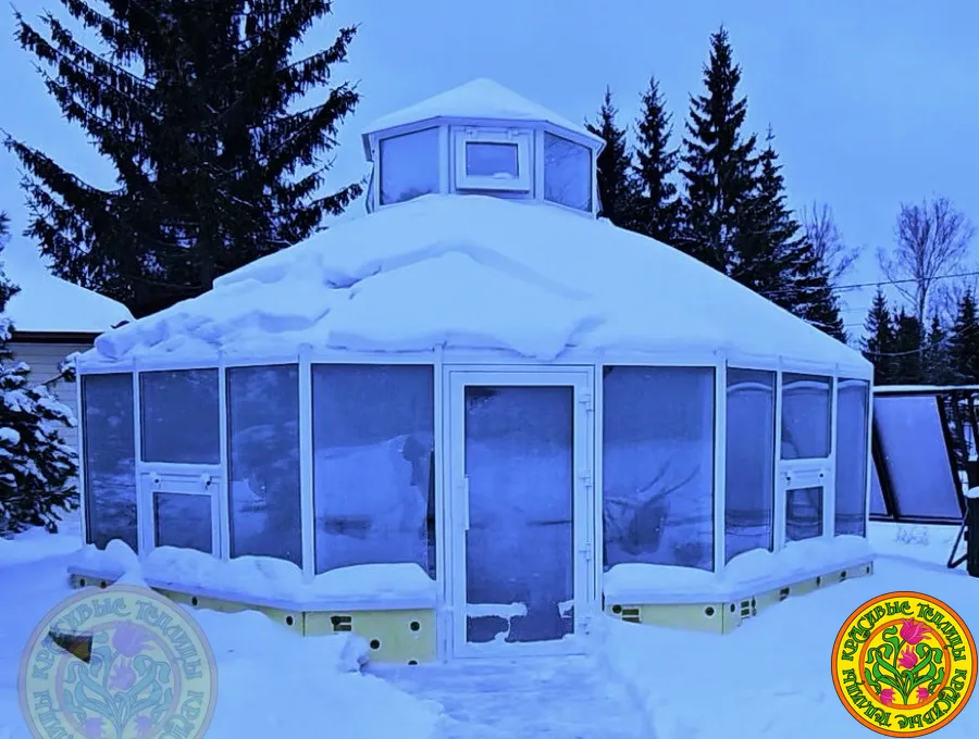 Восьмигранная круглогодичная оранжерея диаметром 7 метров зимой