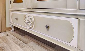 Шкаф для одежды со стеклянными дверьми с перекрестиями.