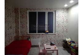 Окно без штор в комнате девочки.