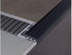 Противоскользящая накладка на ступень с закладным элементом 32х20х2400 мм.ЧЕРНЫЙ [53011]