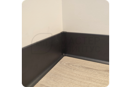 Надежная защита: прочный алюминиевый плинтус ПЛ 100 черного цвета с муаровым покрытием для долговечной эксплуатации.