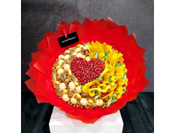 Яркий букет из сухофруктов в красном оформлении