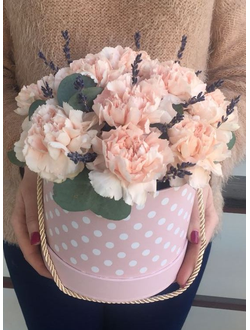 Шляпная коробка с диантусами "Розовый пух"