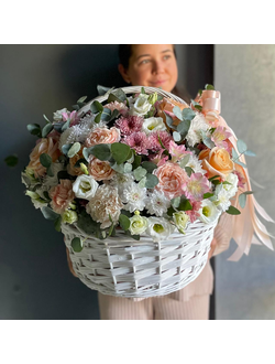 КОМПОЗИЦИЯ В НЕЖНЫХ ТОНАХ С КУСТОВЫМИ ХРИЗАНТЕМАМИ, ПИОНОВИДНЫМИ РОЗАМИ, ЭУСТОМОЙ С ДОБАВЛЕНИЕМ ЗЕЛЕНИ - (АРТ. К88)