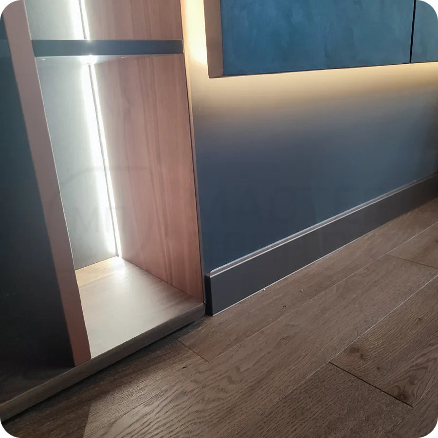 Премиальное обрамление: монтаж бронзового плинтуса создает роскошное обрамление пространства с благородным металлическим блеском.