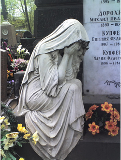 Фото памятника плачущий ангел на могилу женщине в СПб