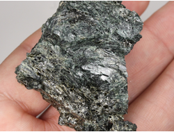 Актинолит, Россия, Северный Кавказ, КЧР, река Большой Блыб (58*40*24 мм, 48 г) №29626