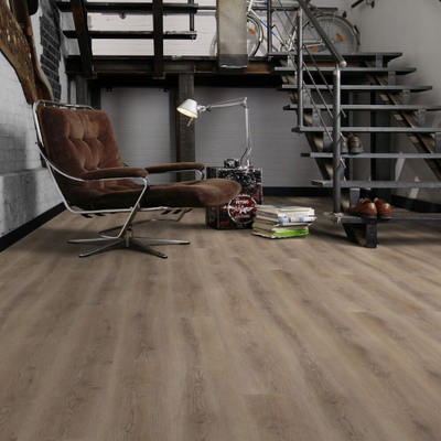 Виниловый пол Wineo 600 Wood SmoothPlace RLC185W6 в интерьере гостиной