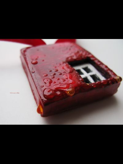 Необычная подвеска в авангардном стиле "Красные стены"